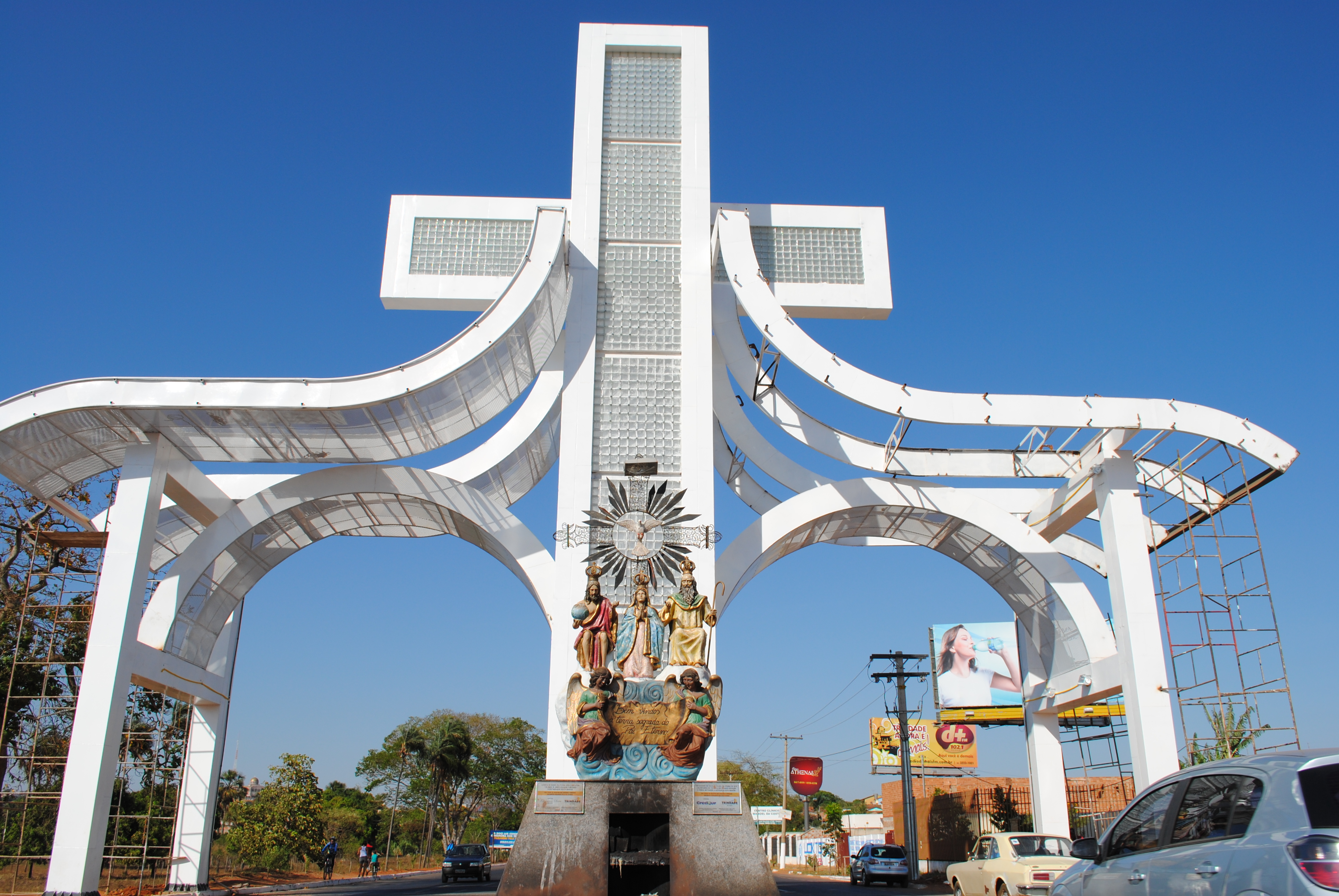 Portal da entrada de Trindade, um dos símbolos do município goiano Marilze Venturelli Bernardes