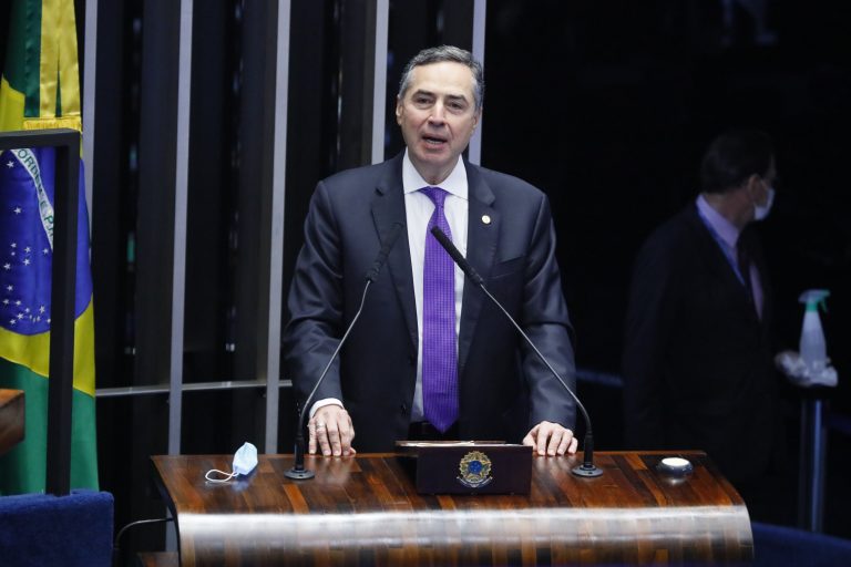 Ministro Luís Roberto Barroso foi convidado a debater duas propostas sobre eleições