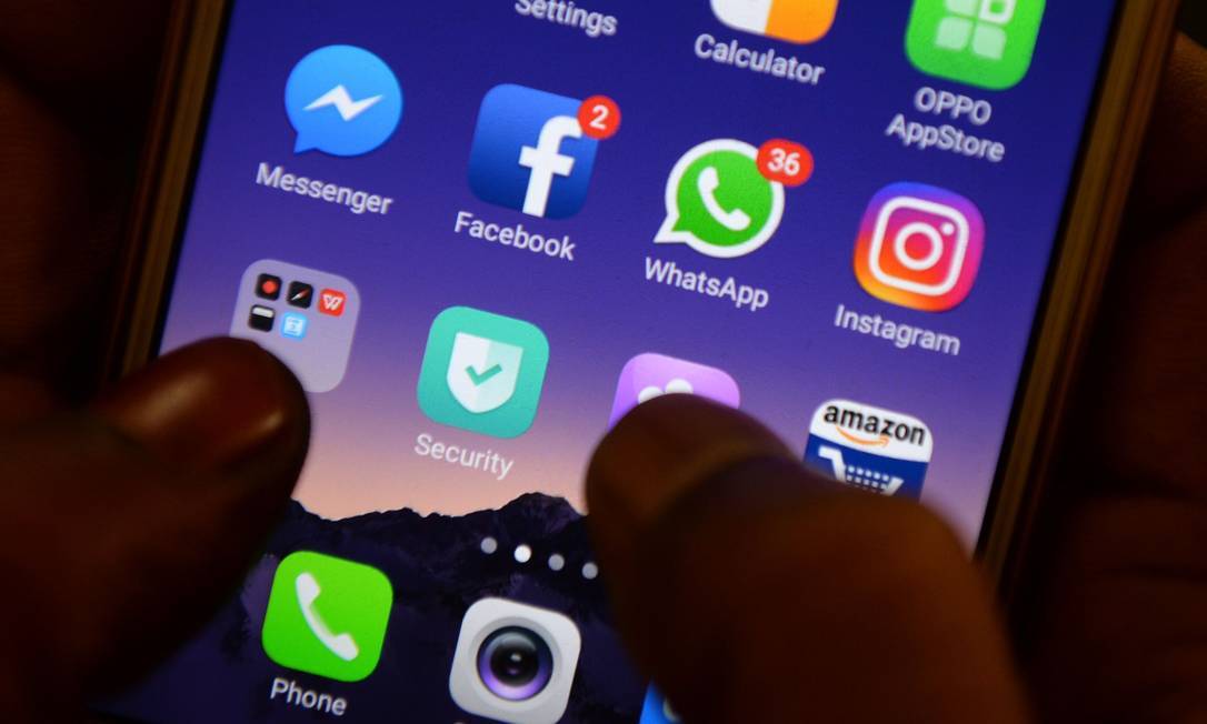 Usuários relatam falhas no WhatsApp, Instagram e Facebook Foto: AFP