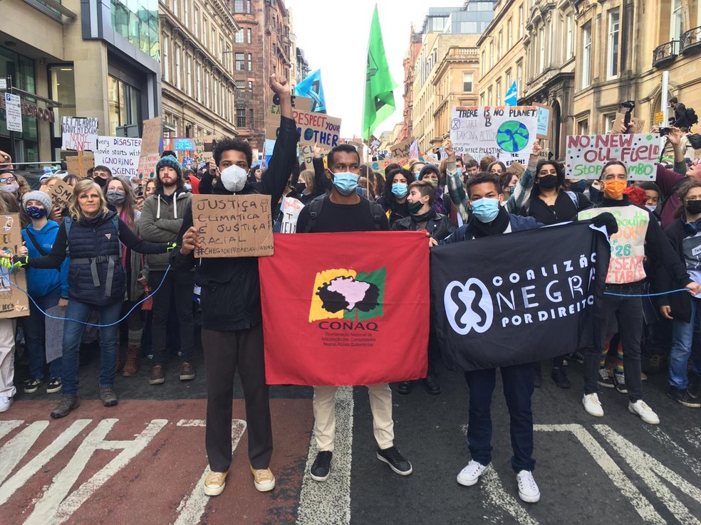 Jovens brasileiros da Coalizão Negra participam de protestos a favor do clima durante a COP26 em Glasgow. - Foto: Marcelo Rocha