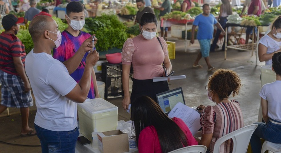Ação nas feiras de Palmas vacina quem não procurou uma unidade de saúde - Foto: Raiza Milhomem/Prefeitura de Palmas