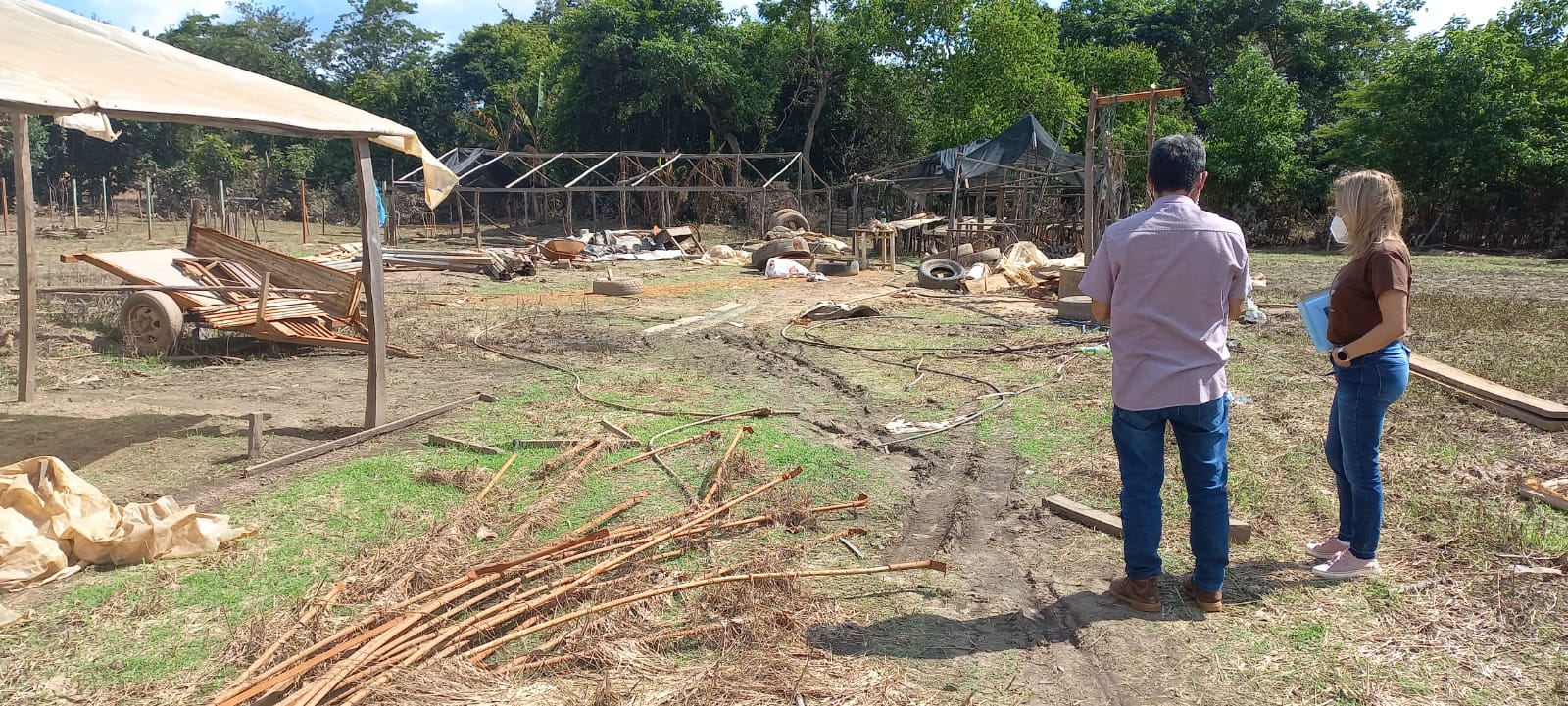 Após perder toda a produção de couve, produtor está morando com familiares na zona rural (Foto: Louise Maria/Divulgação DPETO)