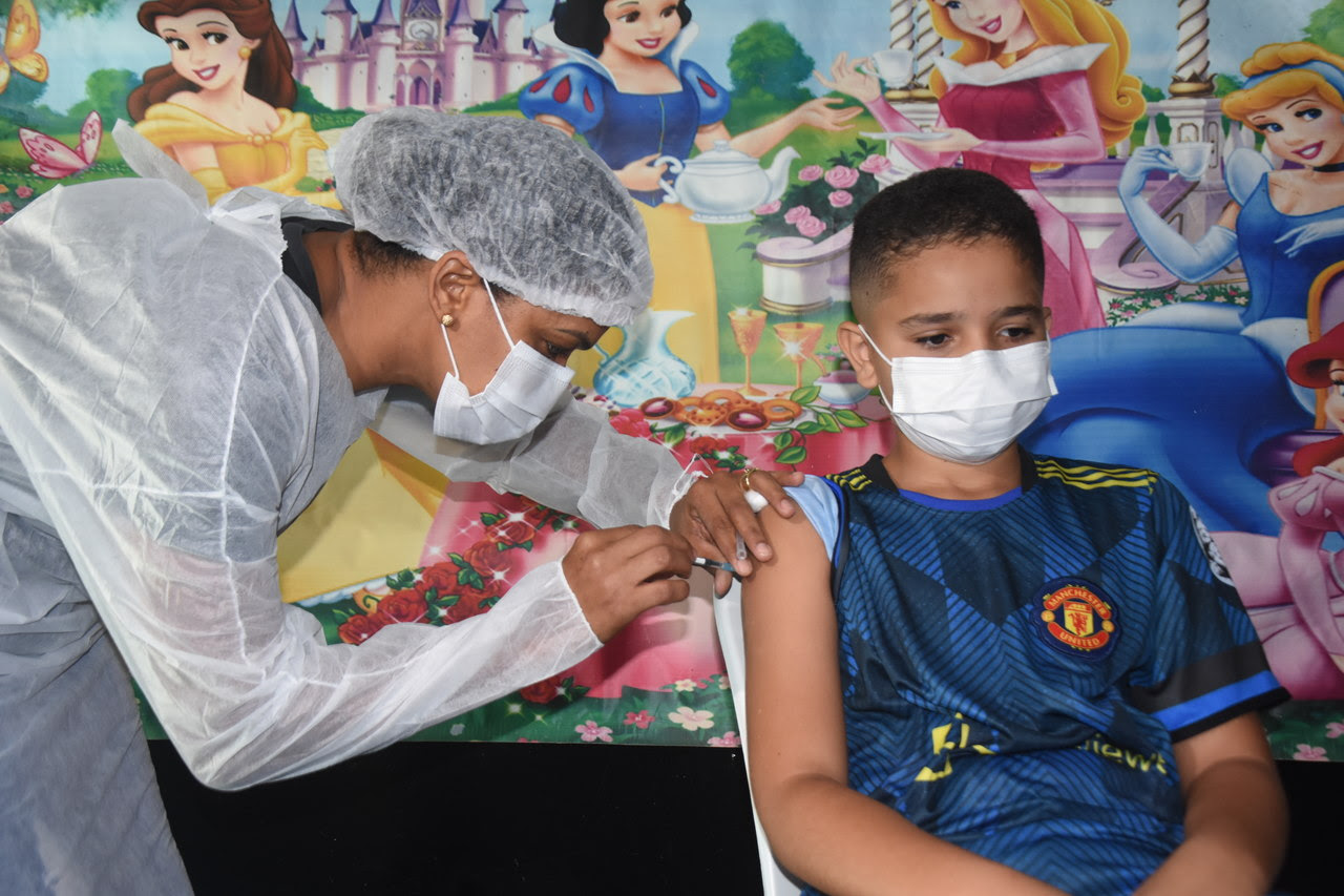 Criança sendo imunizada contra a COVID 19 (Foto: Dornil Sobrinho/Secom Porto Nacional)