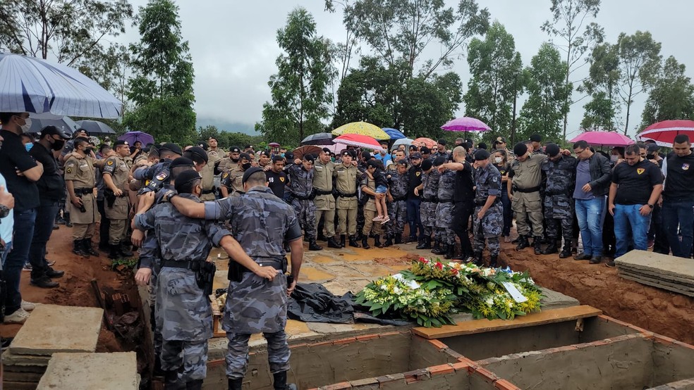 Corpo do sargento da PM é enterrado debaixo de chuva em Palmas. (Foto: Divulgação)