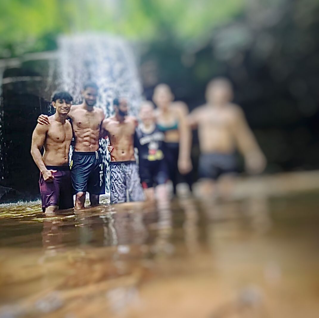 Grupo de amigos em cachoeira de Palmas, onde o jovem desapareceu. (Foto: arquivo pessoal)