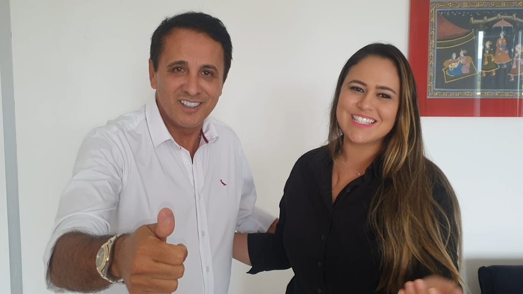 Carlos Gaguim recebe Vanessa Alencar, ex vereadora de Paraíso, nesta quinta (3). (Foto: divulgação)