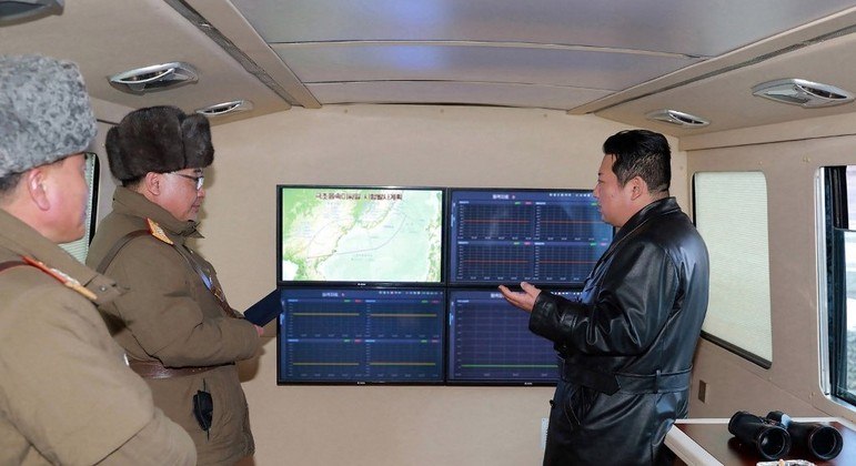 Kim Jong-un conversa com oficiais durante teste de míssil em janeiro AFP/KCNA - 11.1.2022