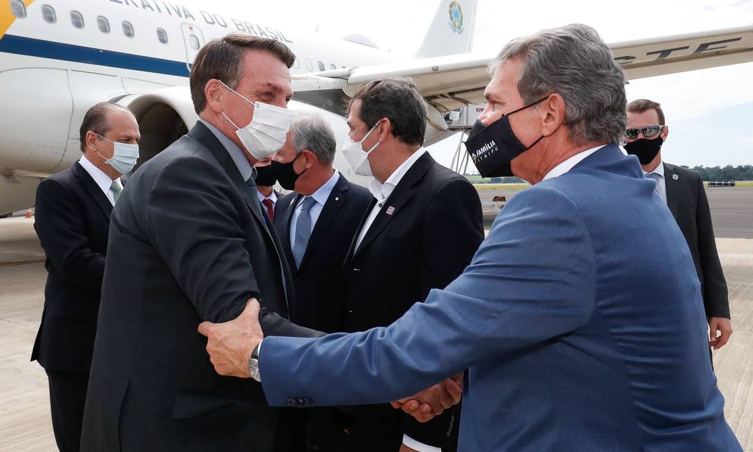 O presidente Jair Bolsonaro cumprimenta Joaquim Silva e Luna, presidente da Petrobras Foto: Alan Santos / Presidência da Rep.