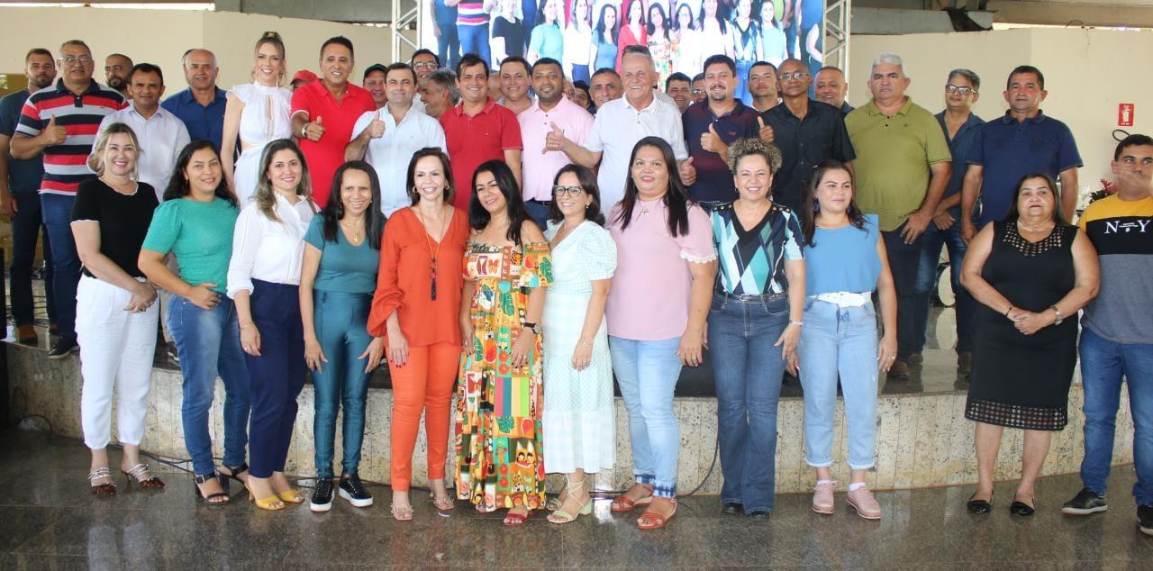 Carlos Gaguim comemora seu aniversário ao lado da Deputada Dorinha e mais de 30 prefeitos. (Foto: divulgação)