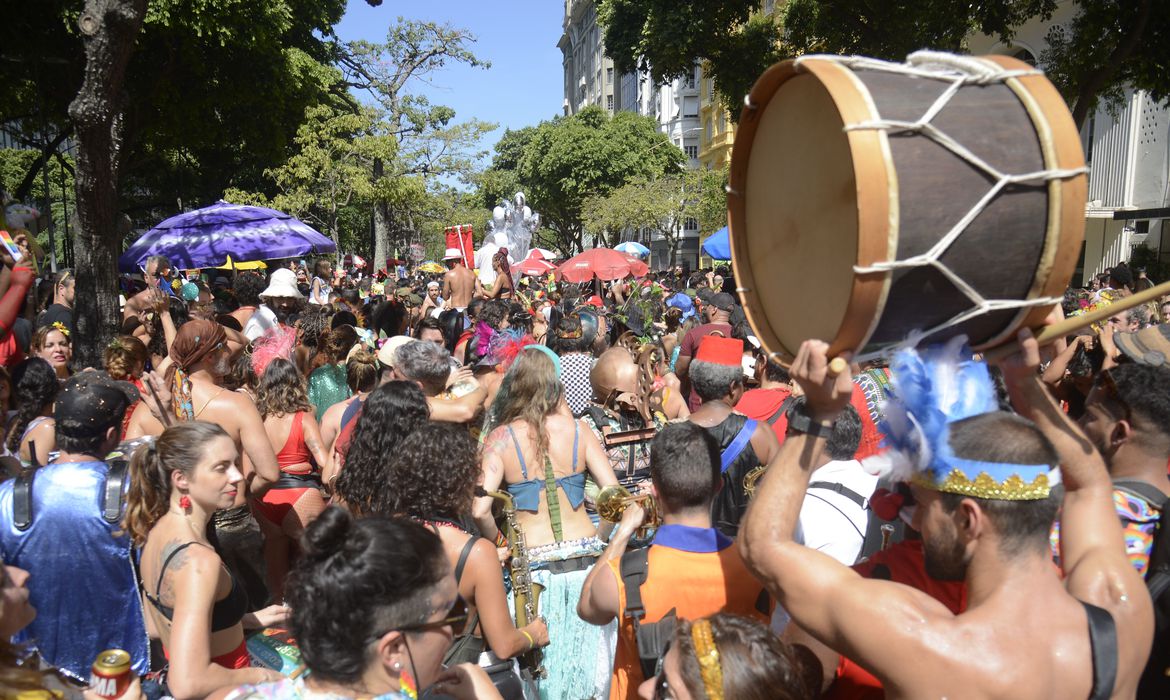 Carnaval fora de época no Rio também tem blocos na rua. (Foto: divulgação)
