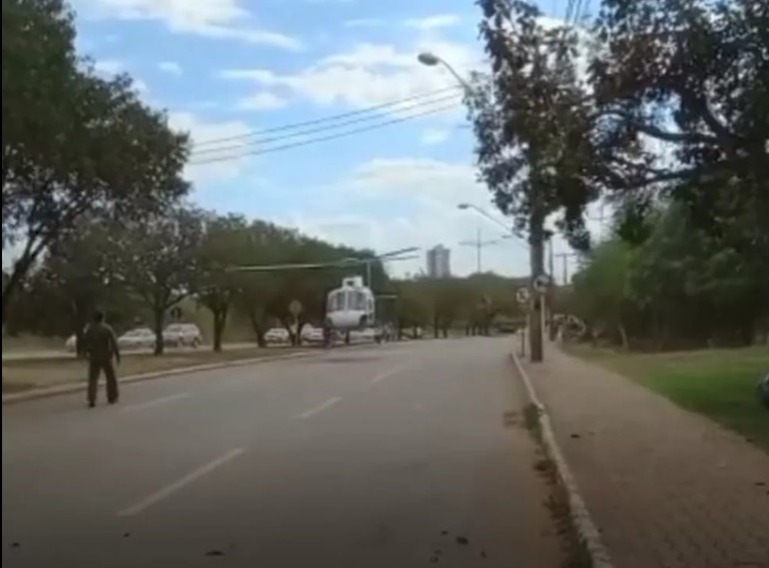 Helicóptero pousa no meio de avenida de Palmas para salvar criança de três anos engasgada. (Foto: divulgação)