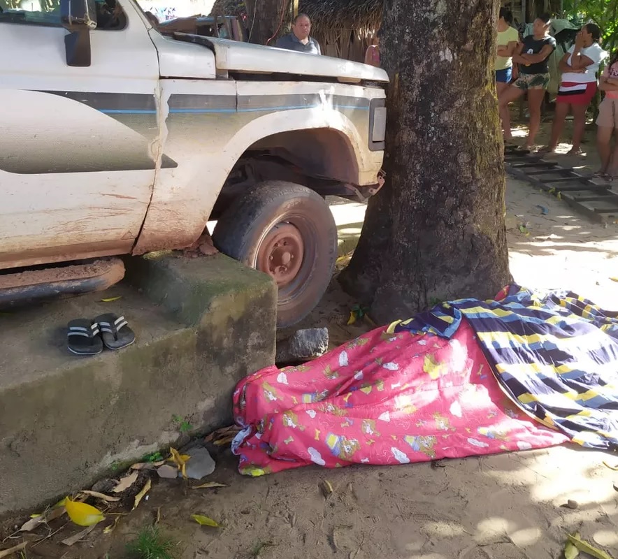 SAMPAIO: Mecânico morre após ser imprensado contra árvore por uma caminhonete. (Foto: divulgação)