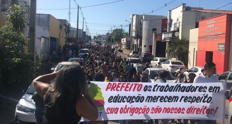Profissionais da Educação de Araguaína durante protesto nesta terça-feira. / Foto: Sintet