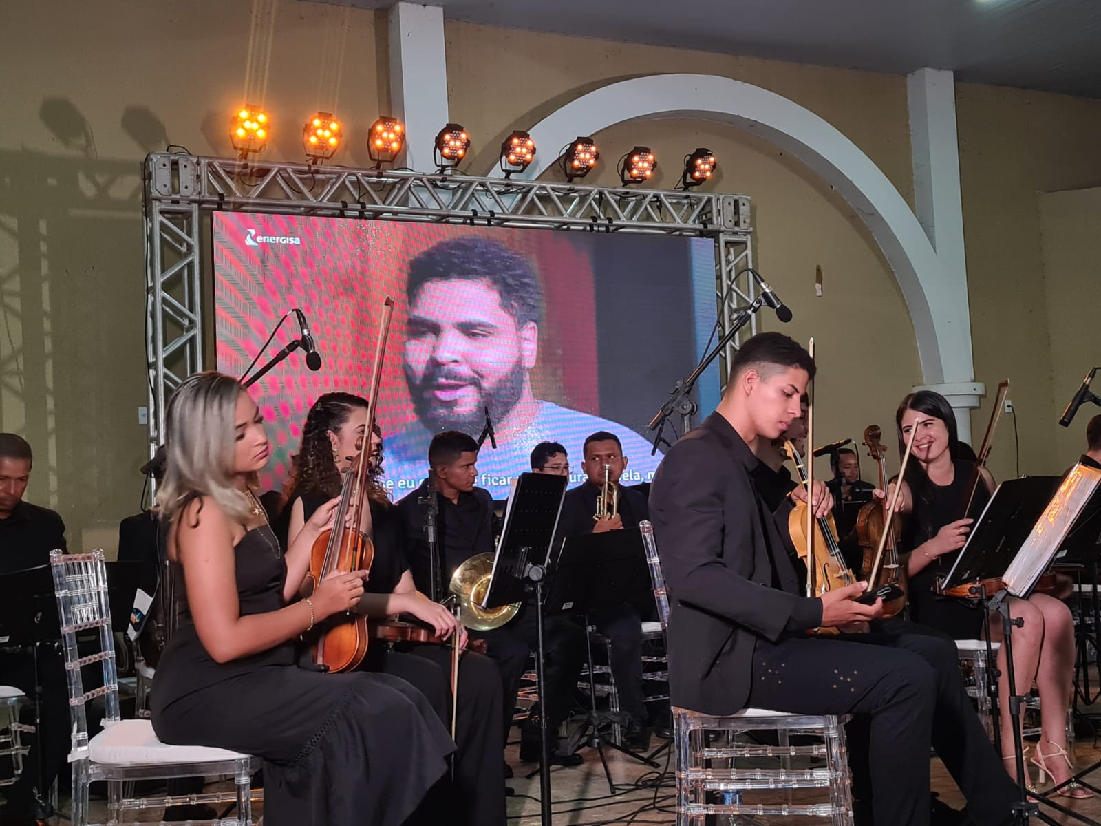 Gurupienses se encantam com músicas regionais interpretadas pela Orquestra Viva Música. (Foto: divulgação)