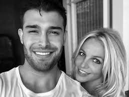 Cantora Britney Spears anunciou no dia 11/04 que estava esperando o primeiro filho com o noivo, o ator Sam Asghari