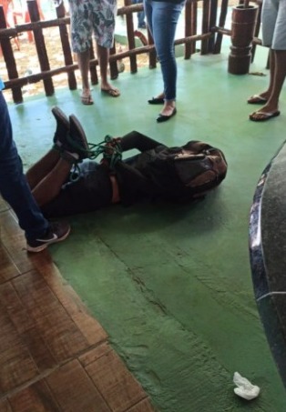 Homem foi imobilizado após tentar se matar - Foto: Divulgação