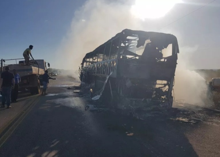 Ônibus ficou completamente destruído ?- Foto: Divulgação