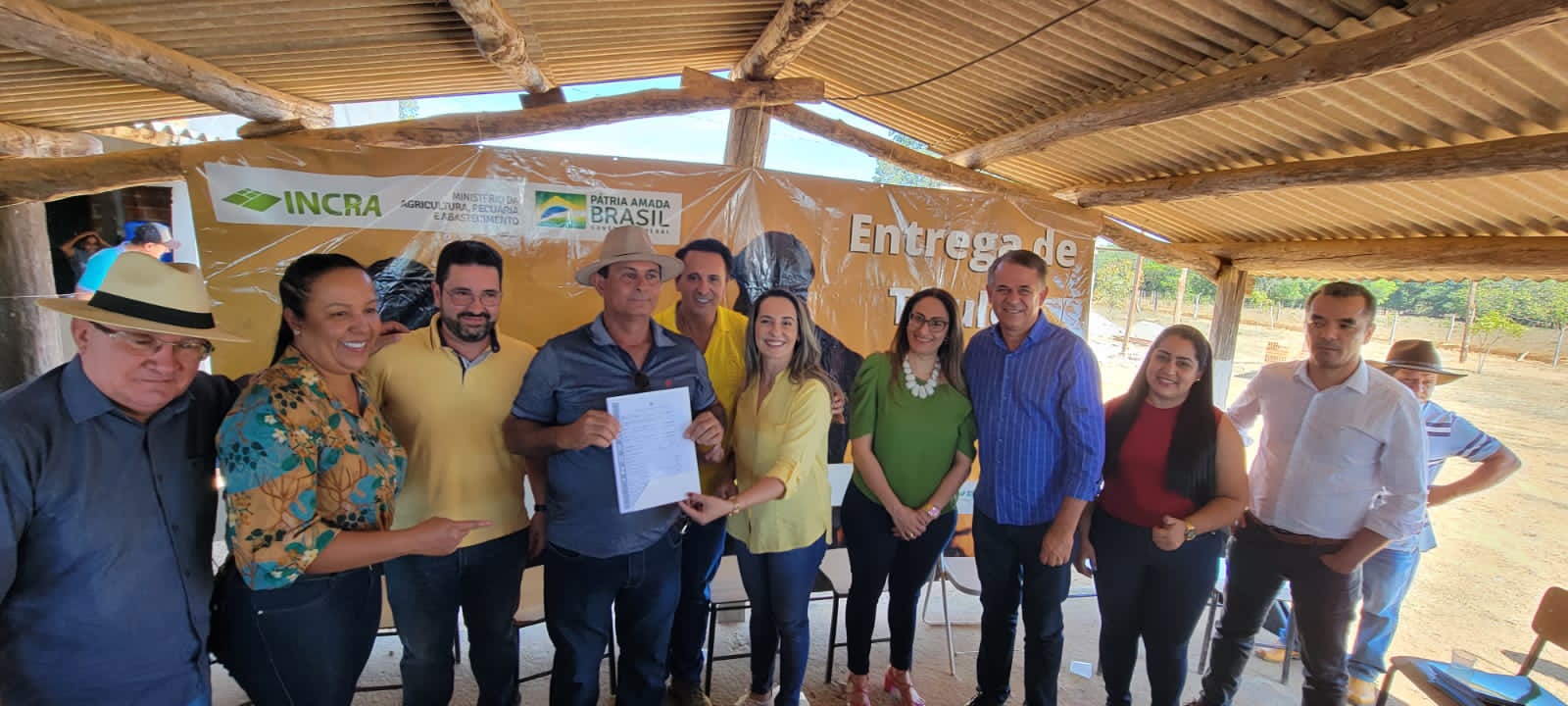 Deputado Gaguim entrega títulos fundiários definitivos em Figueirópolis junto ao Presidente e a Diretora de Governança Fundiária do Incra. (Foto: redes sociais)