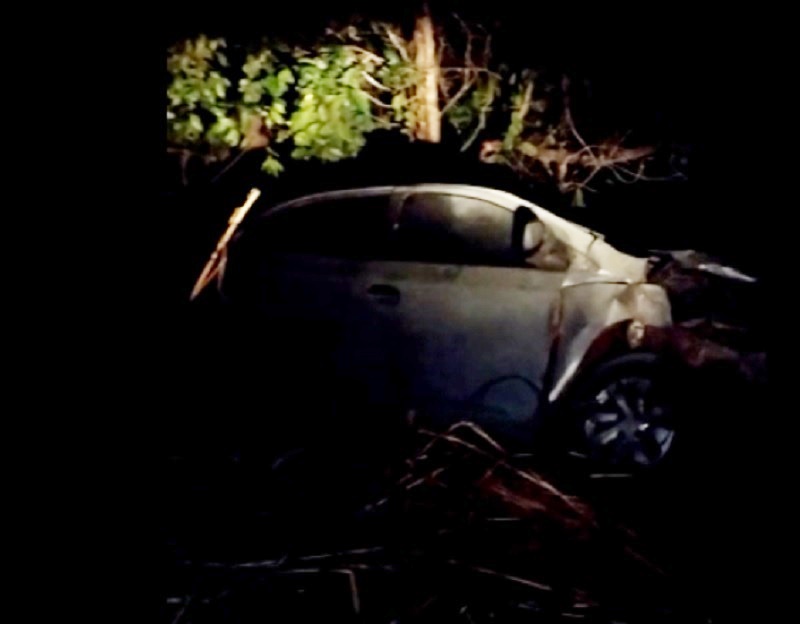 ARAGUATINS: Carro fica destruído em acidente na TO-010