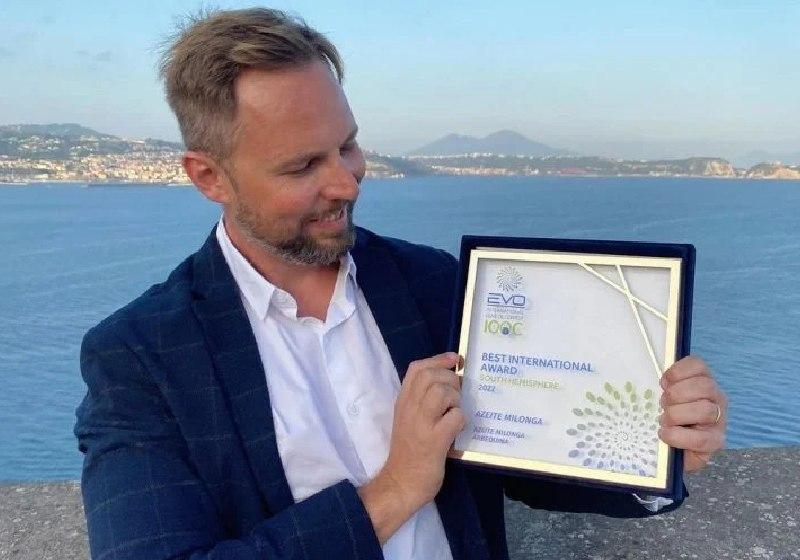 Chris Vogt, sommelier e um dos proprietários da marca, segura o prêmio de melhor azeite do mundo - Foto: reprodução / Instagram