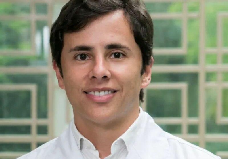 O médico oncologista Pedro Henrique Isaacsson Velho, líder de pesquisa premiada para tratamento do câncer de próstata - Foto: Leonardo Lenskij / Hospital Moinhos de Vento