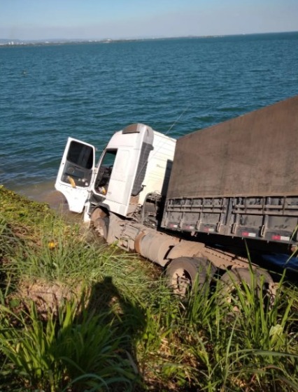 Caminhão caiu no Lago de Palmas - Foto: Corpo de Bombeiros/ Divulgação