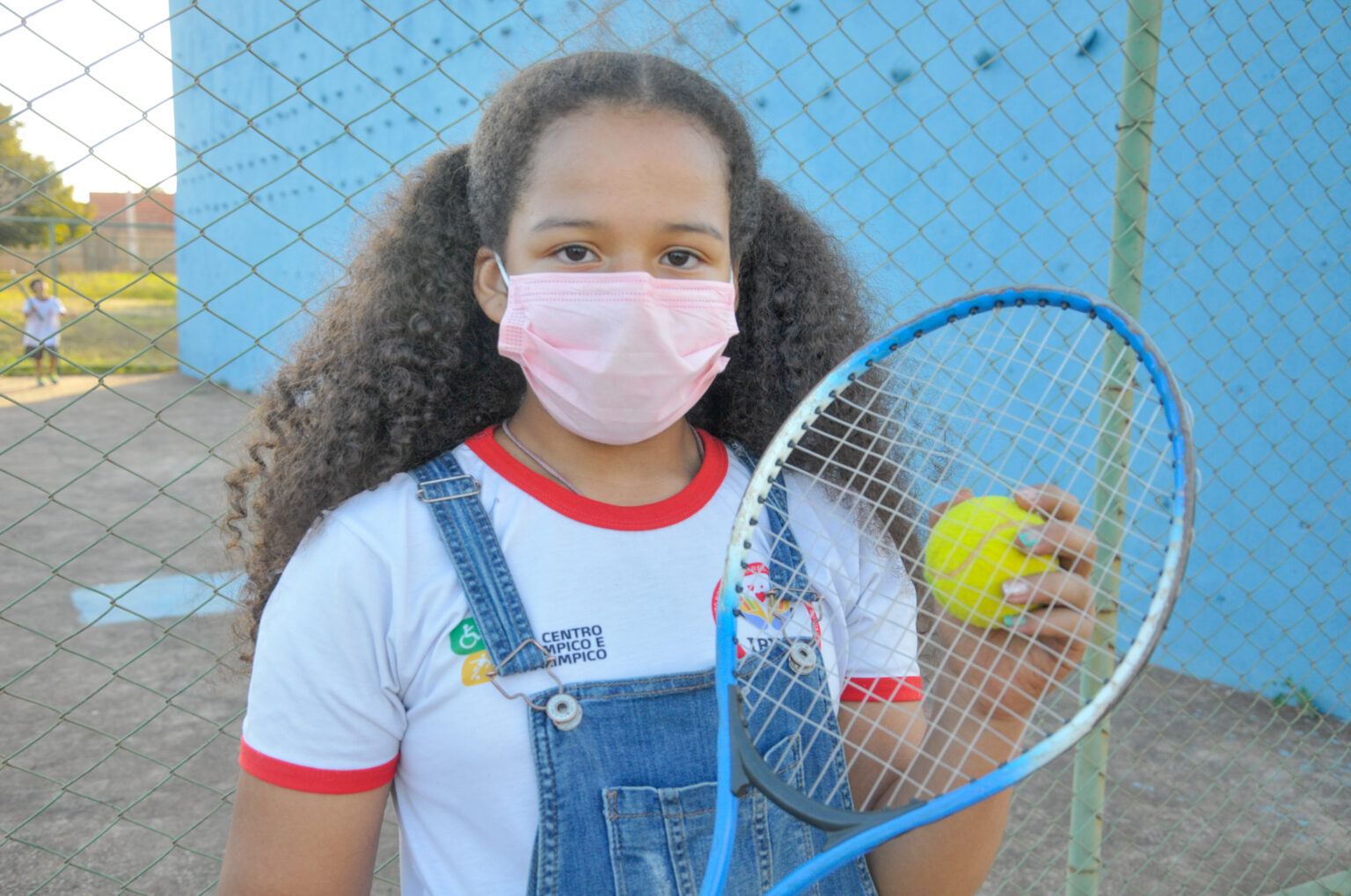 Crianças descobrem uma nova paixão esportiva na Estrutural, o tênis. (Foto: agencia brasília)