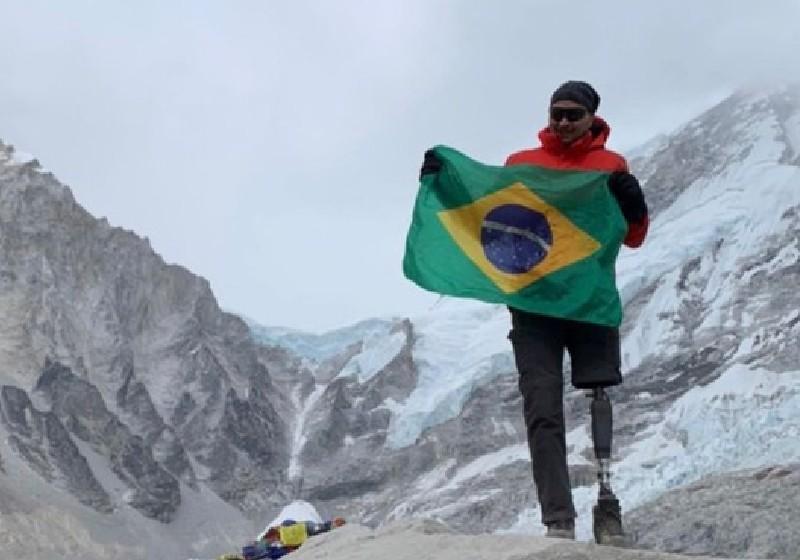 João teve perna amputada após câncer e chegou à base do Everest - Foto: Reprodução/Arquivo pessoal