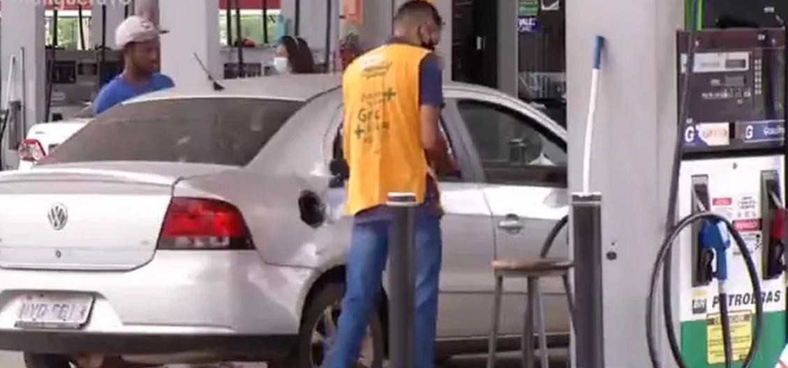 Motorista abastecendo em posto de Palmas - Foto: Reprodução/TV Anhanguera