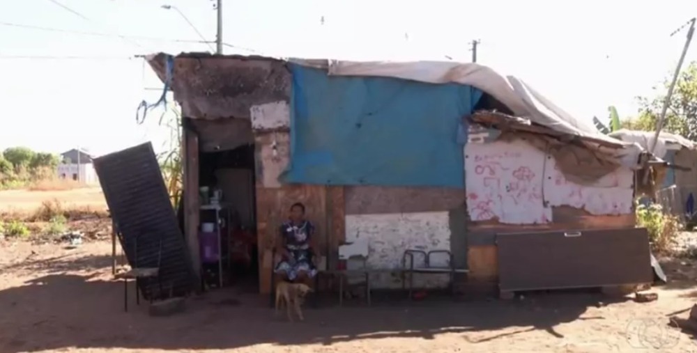 Sem emprego, Francidalva Reis mora nesse barraco com três filhos - Foto: TV Anhanguera/ Reprodução