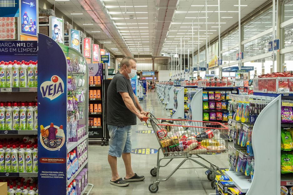 Supermercado em São Paulo; preços elevados pressionam o orçamento das famílias, apesar do alívio no combustível. Foto: Daniel Teixeira/Estaadão - 25/3/2022
