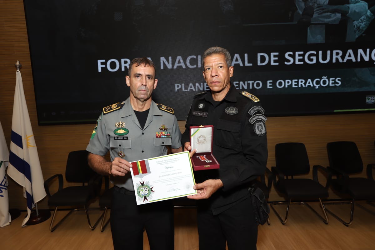 Comandante-Geral da PMTO recebe homenagens do diretor da Força Nacional. Foto: divulgação