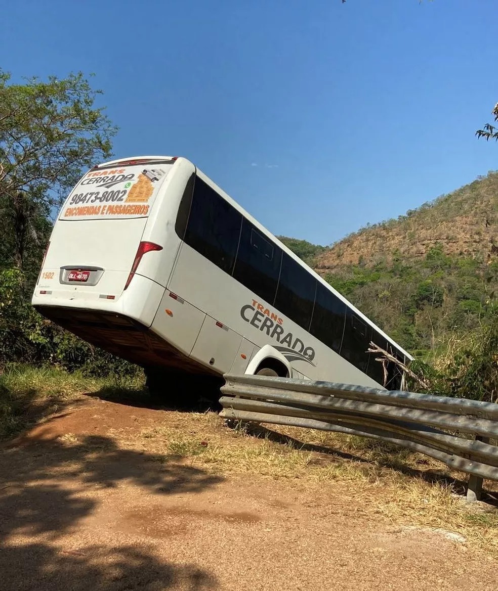 Micro-ônibus quase despencou no penhasco próximo à curva - Foto: Danilo Moreira/TV Anhanguera