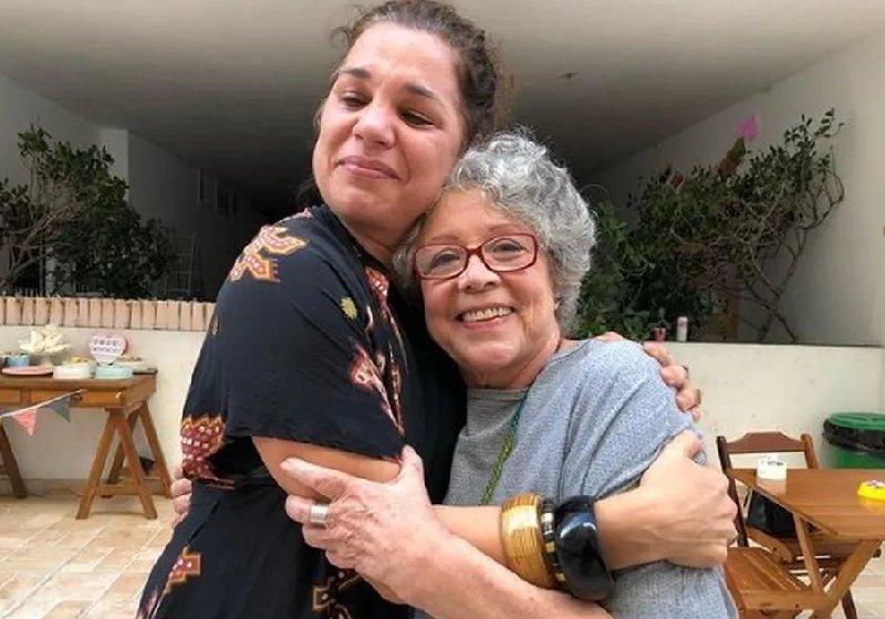 Isabel Teixeira chora ao abraçar Ângela Leal, atriz que fez Maria Bruaca na 1ª versão de Pantanal, na TV Manchete - Foto: reprodução / Instagram