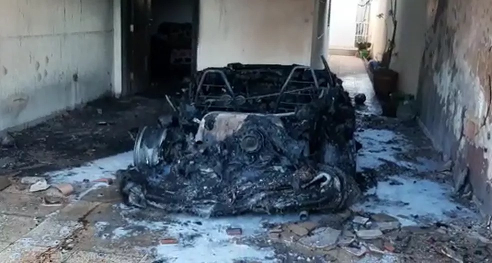 Situação em que ficou o carro após pegar fogo - Foto: Antoniel Pereira/TV Anhanguera