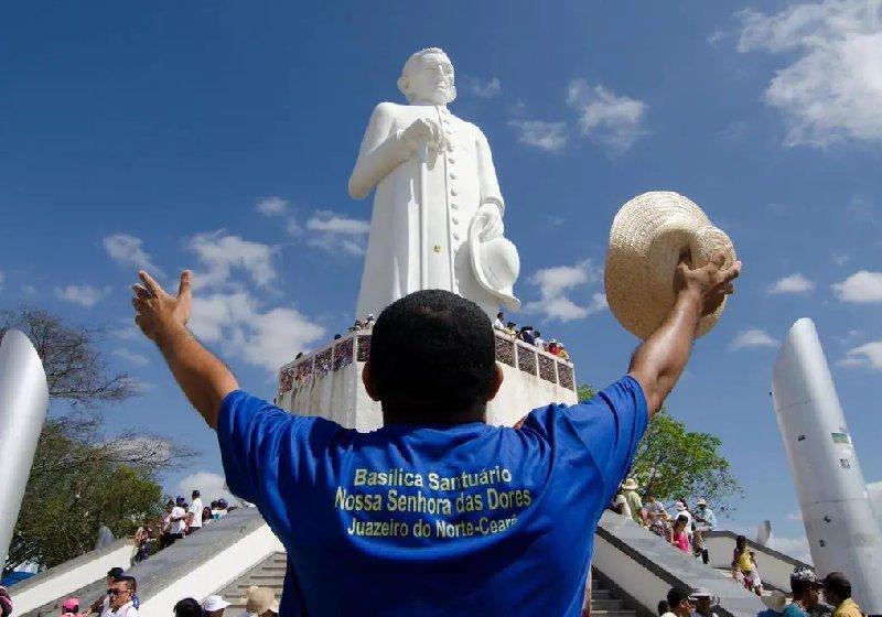 Estátua de Padre Cícero, em Juazeiro do Norte, no Ceará - Foto: Levi Bianco / Brazil Photo Press