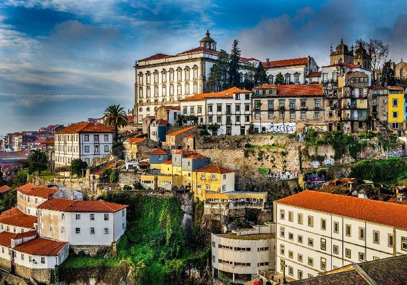 As mudanças anunciadas para facilitar a entrada de brasileiros pretendem aumentar a mão de obra em Portugal - Foto: Cidade do Porto / Amurca / Pixabay