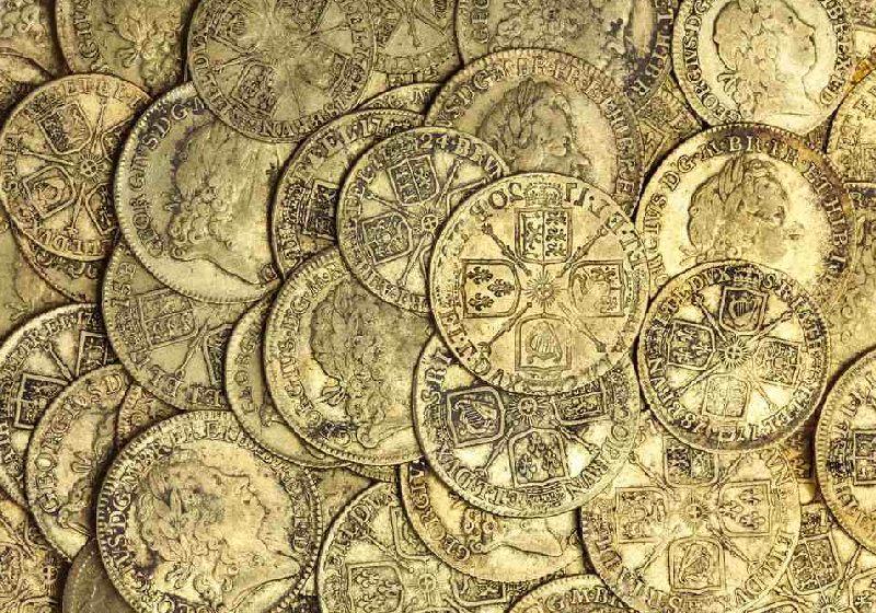 O tesouro, cheio de moedas de ouro de quase 300 anos atrás, estava dentro de um pote enterrado na cozinha - Foto: Spink and Son