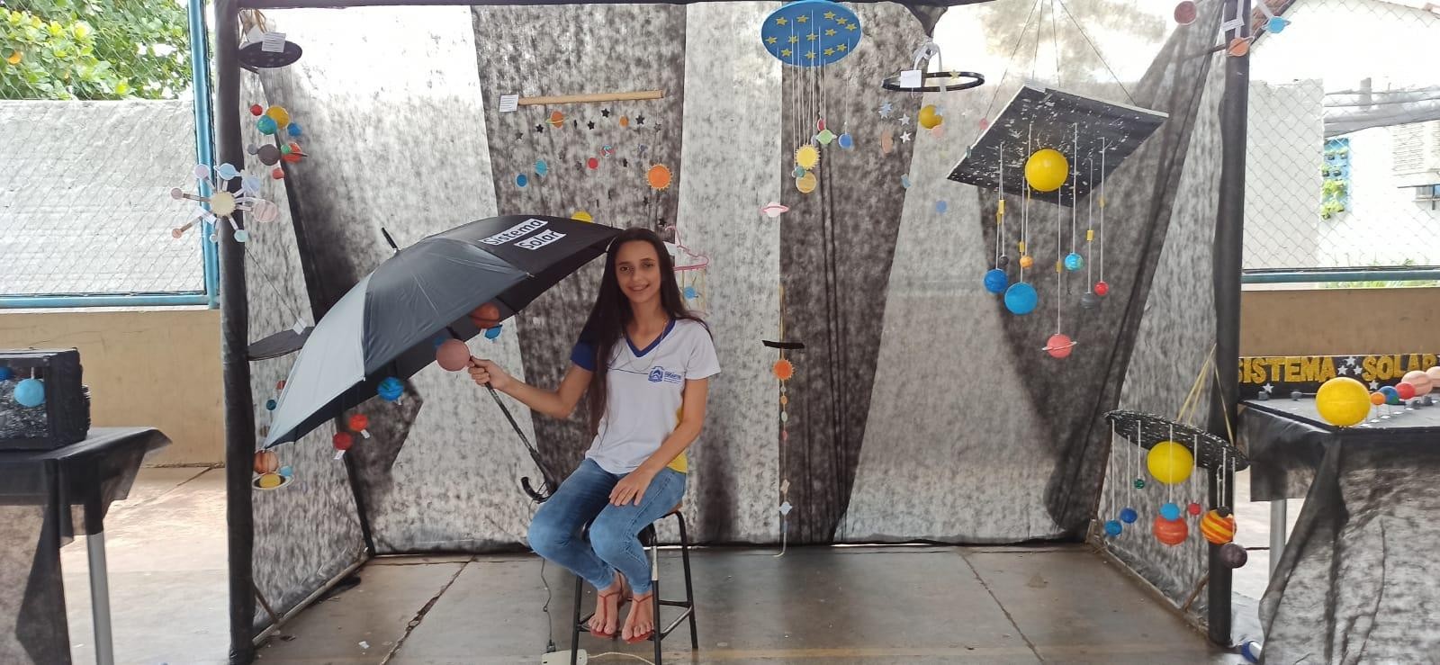 Isabela Martins e guarda-chuvas representando a galáxia