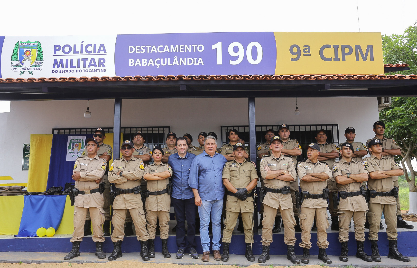 Foto 17: Vice-governador Laurez Moreira, coronel Márcio Barbosa e o prefeito Franciel de Brito Gomes juntamente com os policiais militares do 2° Pelotão da 9ª CIPM;