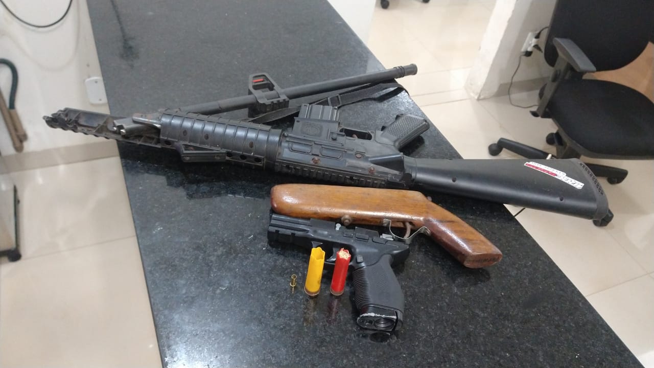 Armas apreendidas pela Polícia Civil durante prisão de suspeito de violência doméstica em AraguaínaFoto -DICOM SSP TO