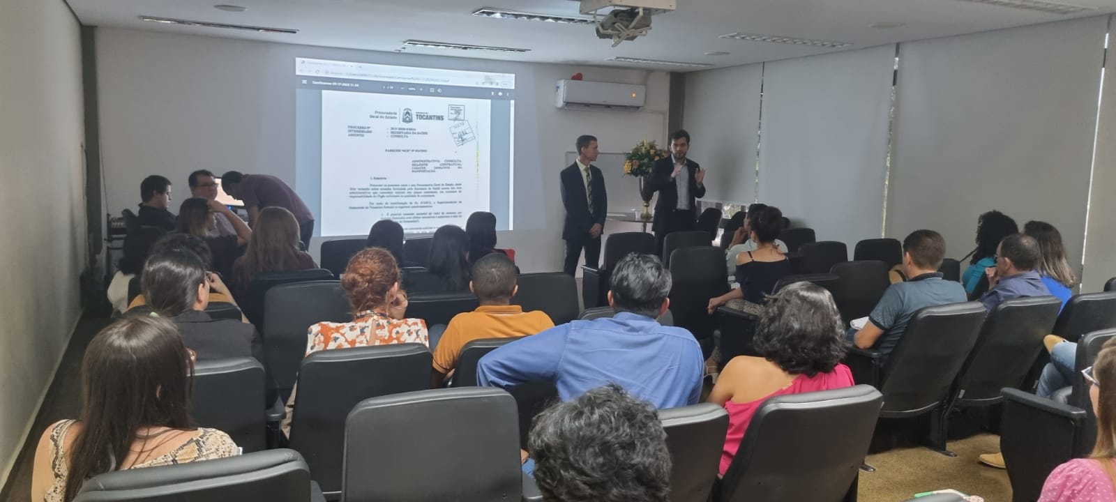 José Humberto Muniz Filho e Nivair Borges falam aos presentes durante a reunião/Foto: Gabriela Glória/Governo do Tocantins