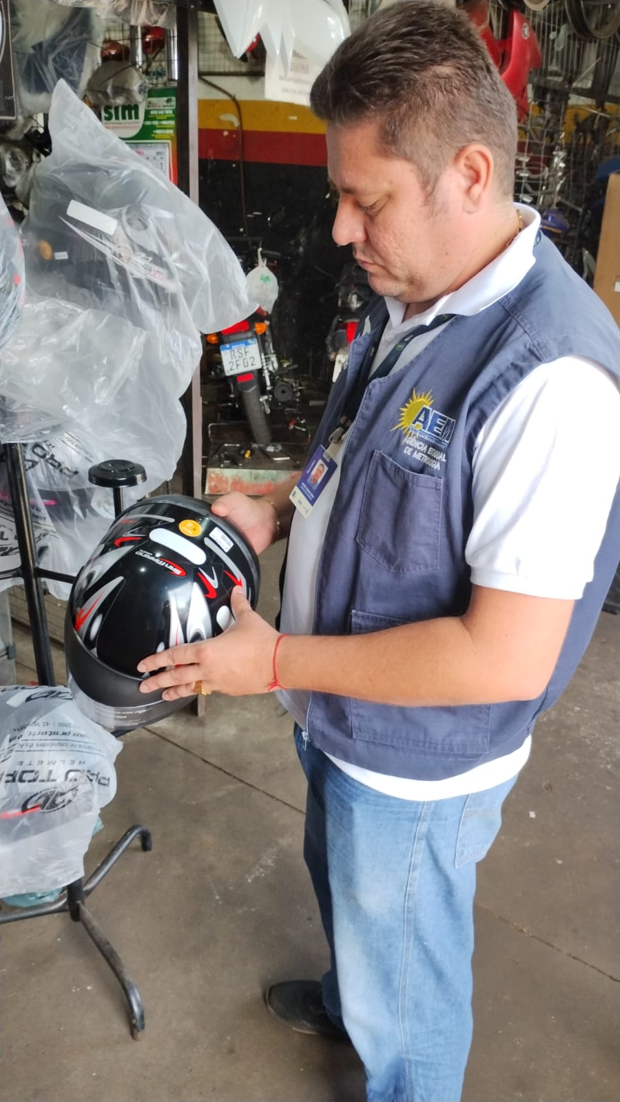  Equipe técnica da área de qualidade visita estabelecimentos comerciais para fiscalização de capacetes/Foto: Brenda Ramos/Governo do Tocantins e Divulgação