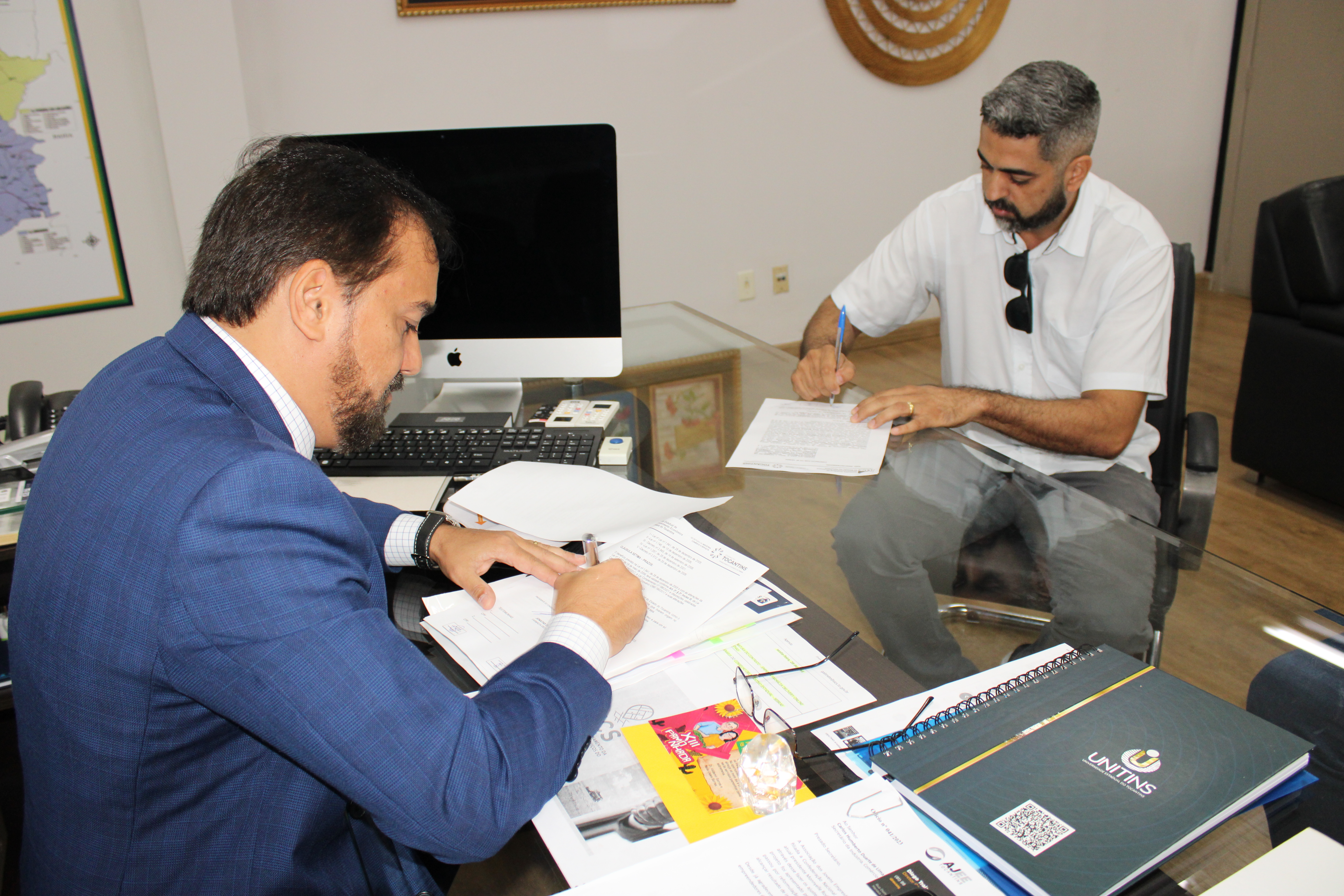 Carlos Humberto Lima e Jonatas Dias Morais assinam contrato de incentivo fiscal/Foto: Arthur Silva/Governo do Tocantins