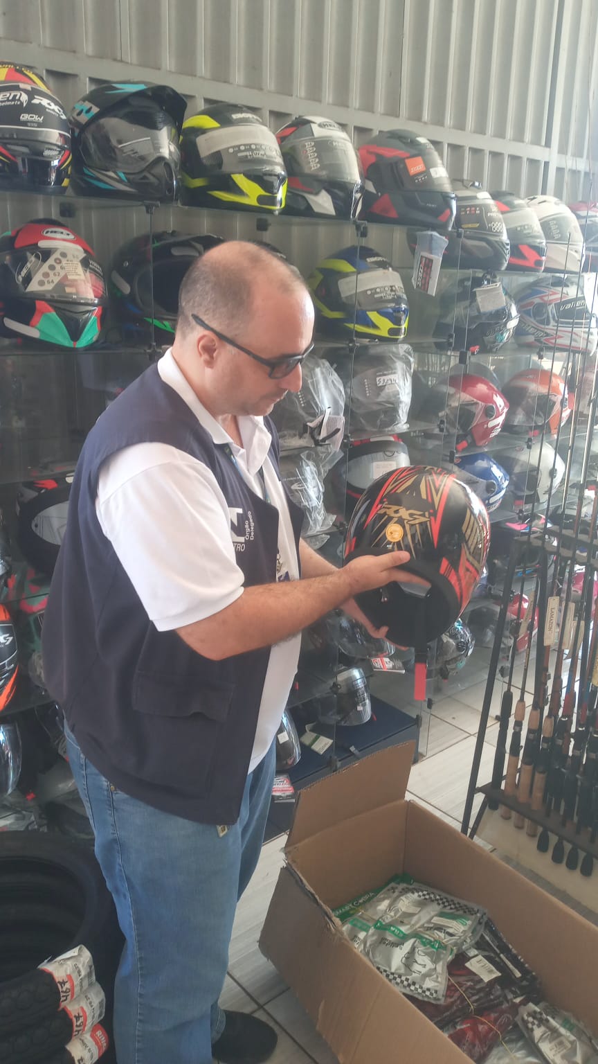 Equipe técnica da área de qualidade visitou nove estabelecimentos comerciais para fiscalização de capacetes em Araguaína/Foto: Brenda Ramos/Governo do Tocantins e Divulgação