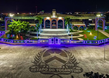 Cantatas de Natal Encantam as Escadarias do Palácio Araguaia em Palmas