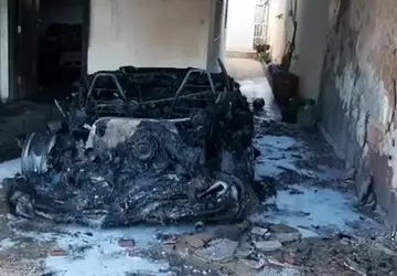 Carro pega fogo dentro de garagem de casa em Palmas e fica destruído