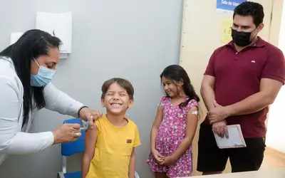 Pais levam filhos menores de cinco anos para serem imunizados contra a poliomielite