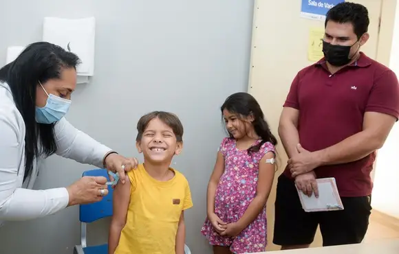 Pais levam filhos menores de cinco anos para serem imunizados contra a poliomielite